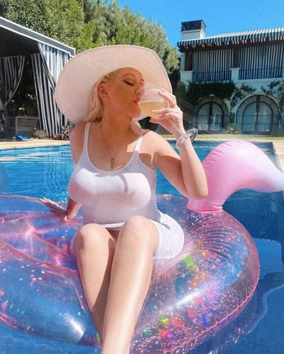 5P Sexy Christina Aguilera's Big MILF Boobs - IG Aug 10th