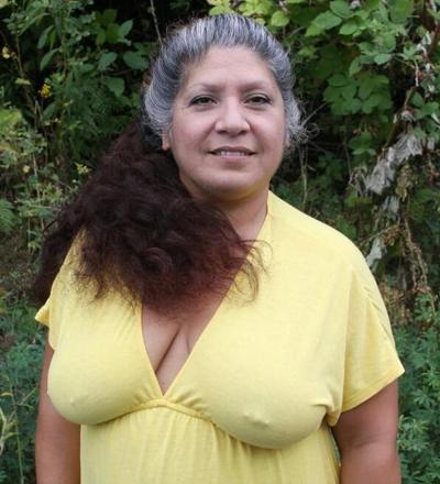 20P Mature ladies braless cleavage pokies 201