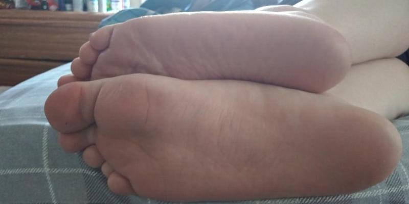 12P Wife's hot asleep feet