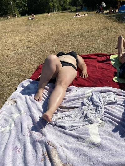 7P Mollige Frau im Bikini