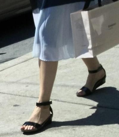 25P Candid legs and feet....