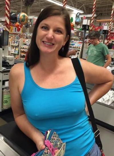 20P Mature ladies braless cleavage pokies 198