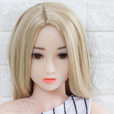 12P Jeune petite sexdoll blonde à gros seins
