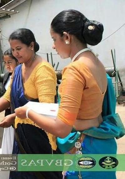 25P sl local girls hot saree and boobs
