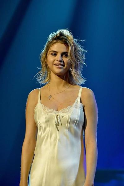 15P SELENA GOMEZ IS A HOT FUCK ON STAGE !!!!!!