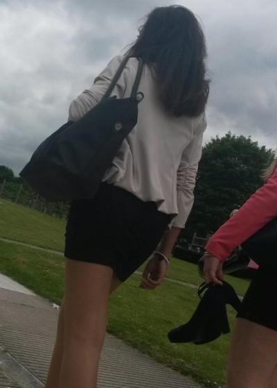 25P upskirt, jeune femme assise on voit sa culotte