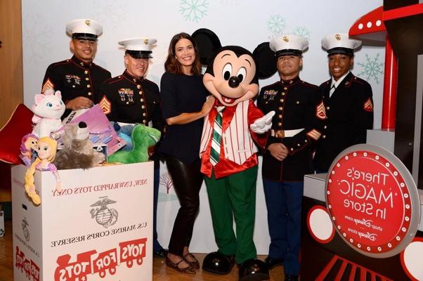 6P Mandy Moore - Toys for Tots Holiday Campaign (4 Nov 2019)