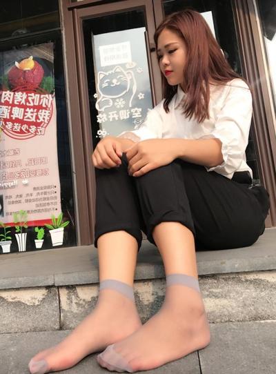 25P candid nylon feet  Facebook 2