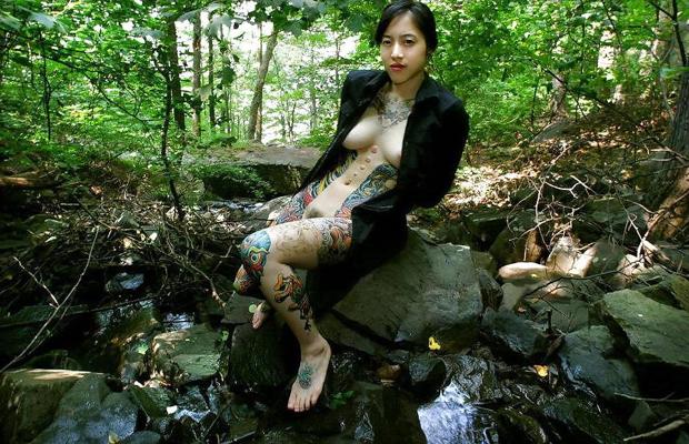 9P 刺青のあるヤクザの美女が森でヌード - londonlad