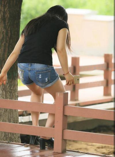 25P Voyeur: Chinese small bums in shorts...