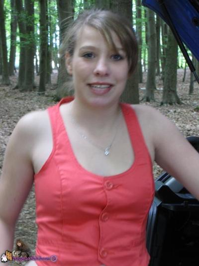 19P CINDY VOITURE DANS LES BOIS