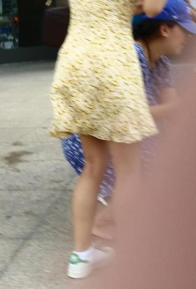 25P Candid legs and feet....