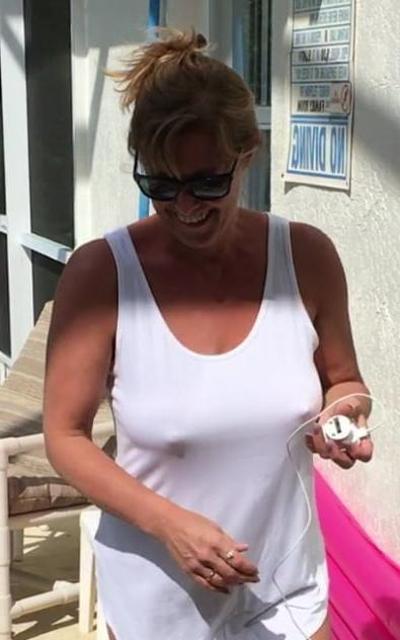 19P Mature ladies braless cleavage pokies 194