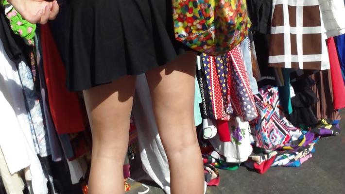 25P Hot teen girl en jupe courte noire avec de belles jambes