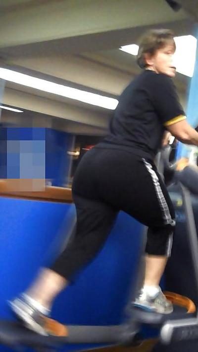 9P Big Booty Granny dans la salle de sport
