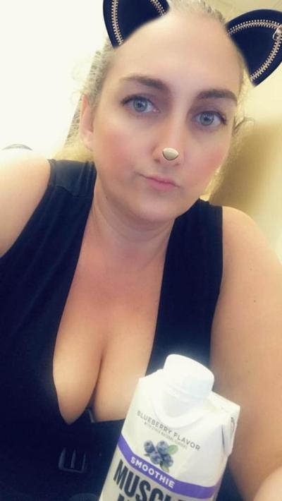 25P Lonely Horny white Housewife Selfies