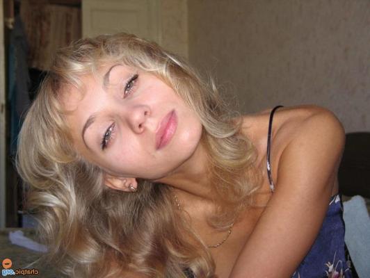 25P blonde slim webslut with great tits and shaved pussy