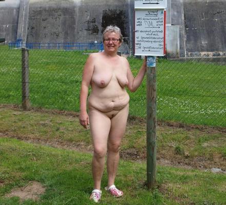 16P 811 - amateur wives - outdoors public flashing nature