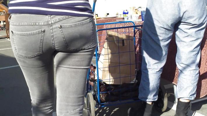 25P Hot sexy teen italienne cul et fesses en jeans gris serrés