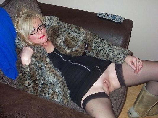 14P Mom show me your Nylons 220