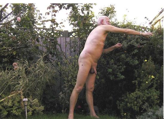 25P 897 naked old man