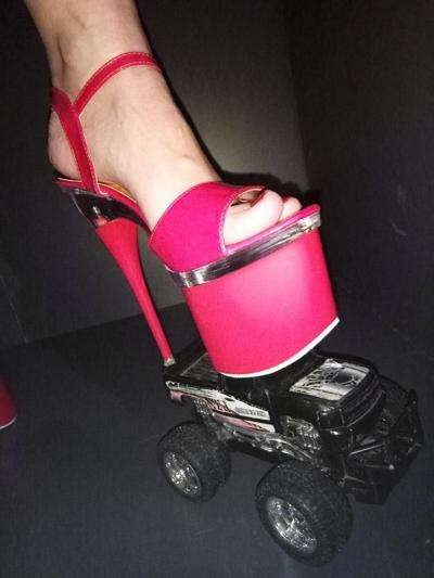 7P Lady L: This toy car not crushed.You want I crush!