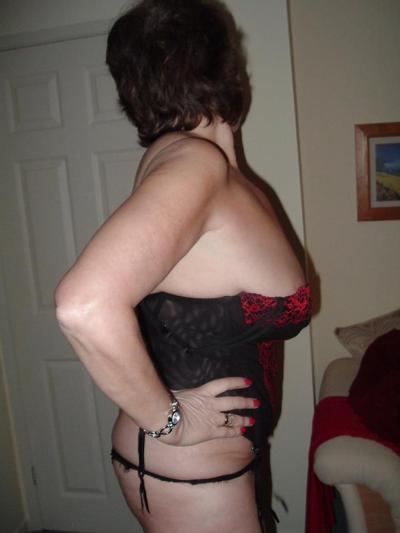 9P Beautiful granny posing in sexy lingerie