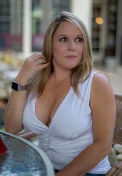 19P Mature ladies braless cleavage pokies 185