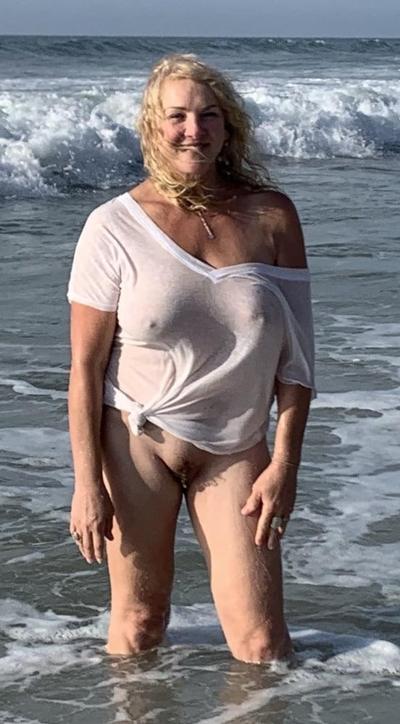 9P Cougar blonde nue sur la plage