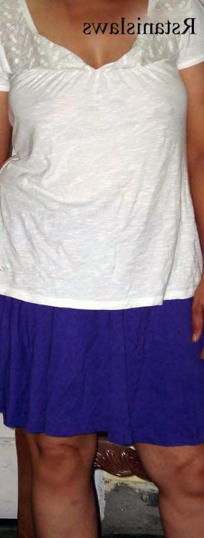 6P Hot pics of a naughty Sri Lankan Aunty lifting her skirt and
