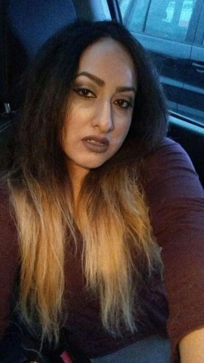 24P Beurette cochonne se fait des selfies