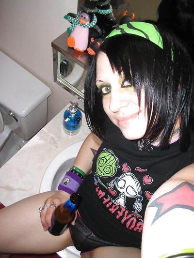 15P Nice (outdoor) toilet and bathroom girls 10