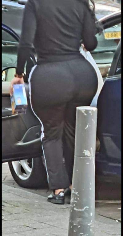 21P Voyeur Big Milf Asses