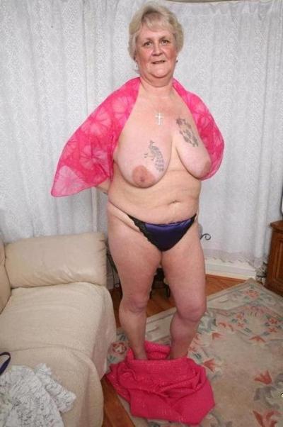 25P Older and hot 190 (Saggy tits and tattoo)