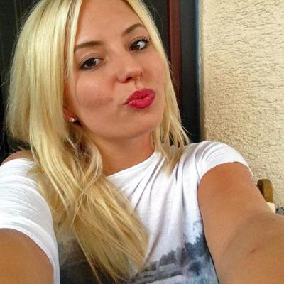 25P hot slut loves to pose with friends