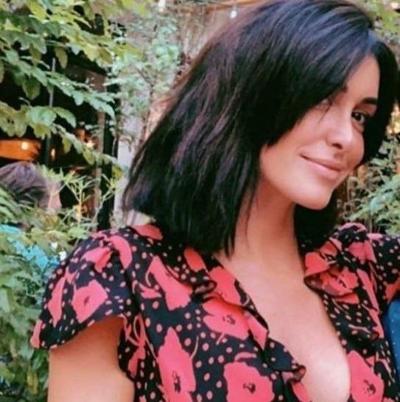 6P JENIFER steht vor einem FOUTRE