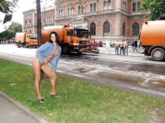 25P FLASHING IN PUBLIC - NOEMI