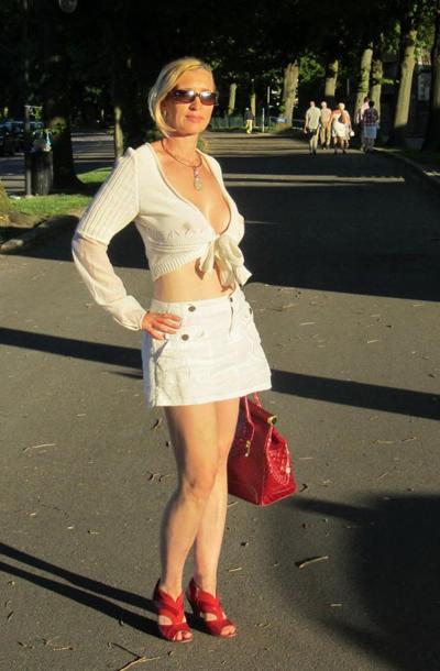 25P Sexy MILF just loves to Tease