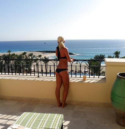 25P Blond MILF posing