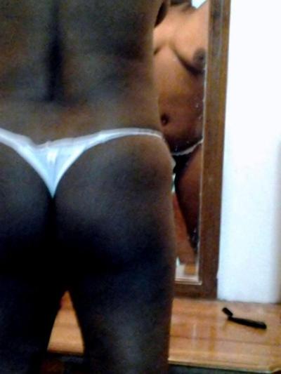 6P Hot pics of Sri Lankan Aunty showing her lovely tits &amp; Thong