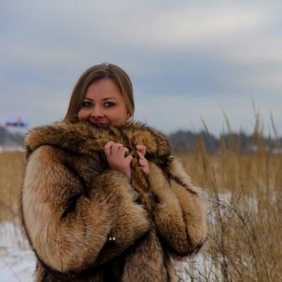 25P woman in fur coat 27
