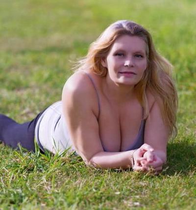20P Mature ladies braless cleavage pokies 183