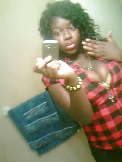 25P Ebony Cleavage Queens