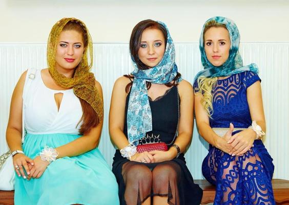 15P Busty Russian Woman 3687