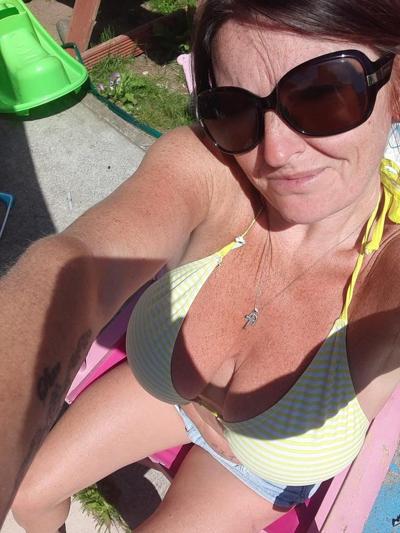 10P Red, sexy UK MILF Slut