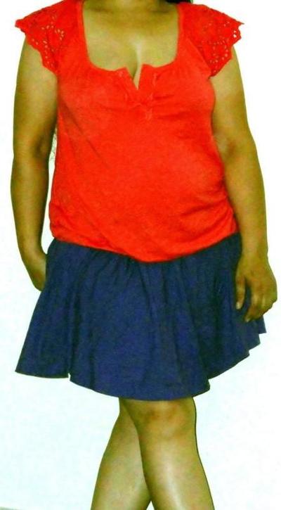 8P Hot pics of naughty Sri Lankan Aunty posing in short skirt a