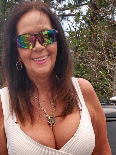 20P Mature ladies braless cleavage pokies 178