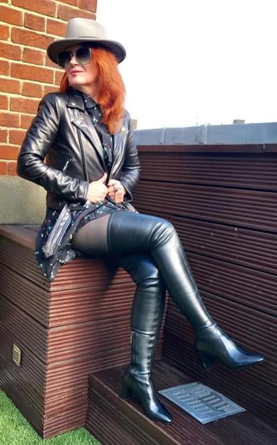 25P woman in boots - mix  5