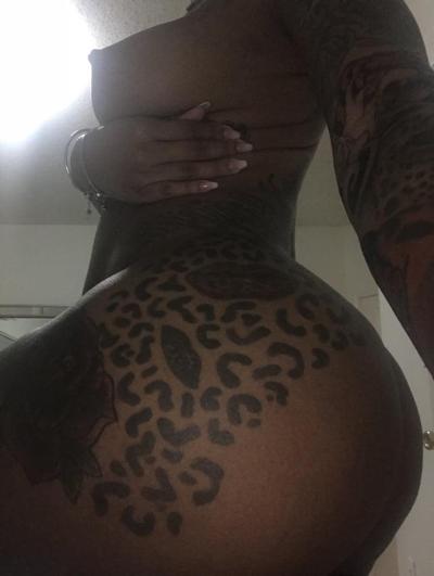 5P Chienne bizarre tatouée