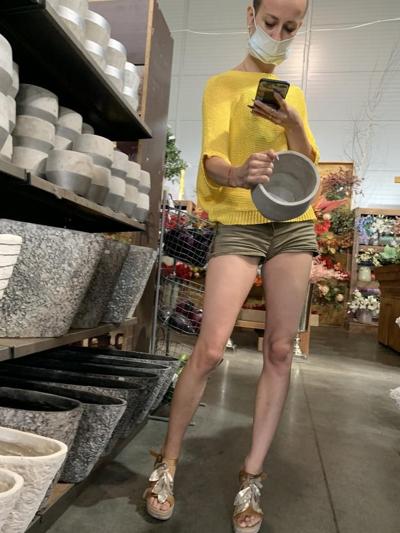 25P Very sexy skinny girl. Mini short.